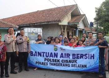 Polres Tangsel Salurkan Air Bersih untuk Warga Terdampak Kekeringan di Kranggan