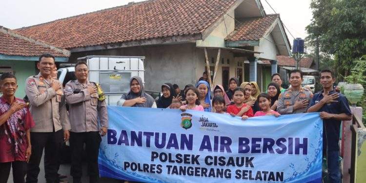Polres Tangsel Salurkan Air Bersih untuk Warga Terdampak Kekeringan di Kranggan