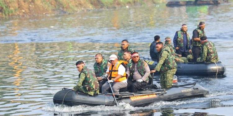 Pangdam Jaya, Kapolda Metro Jaya dan Pemprov DKI Bersih-Bersih Sungai Bersama Masyarakat