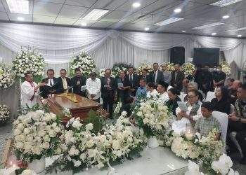 Luhut Binsar Panjaitan dan KASAD Maruli Simanjuntak Kunjungi Alm. Kenan Simanjuntak di Rumah Duka   