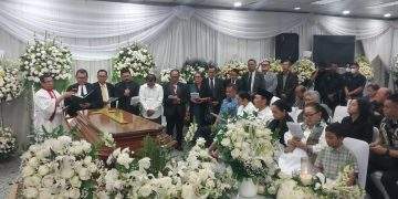 Luhut Binsar Panjaitan dan KASAD Maruli Simanjuntak Kunjungi Alm. Kenan Simanjuntak di Rumah Duka   