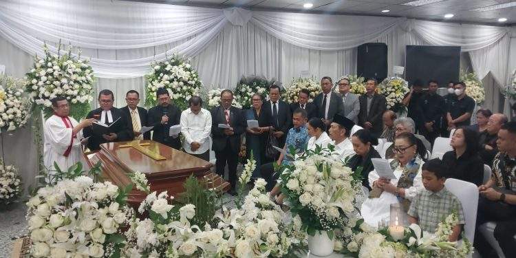 Luhut Binsar Panjaitan dan KASAD Maruli Simanjuntak Kunjungi Alm. Kenan Simanjuntak di Rumah Duka   