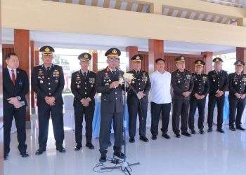 Usai Upacara HUT RI Ke-81, Kapolda NTB Lepas 8 Truk Bantuan untuk Korban Gempa NTT