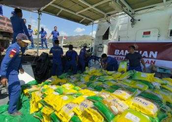 Polri Distribusikan Bantuan Logistik Kapolri untuk Korban Gempa di Pulau Flores   