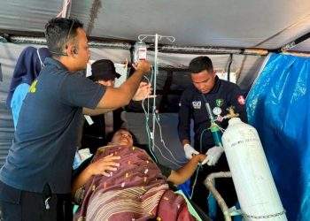 Tenaga Kesehatan Pusdokkes Polri dan Biddokkes Polda NTT Bantu Persalinan Korban Gempa di Tenda Pengungsian