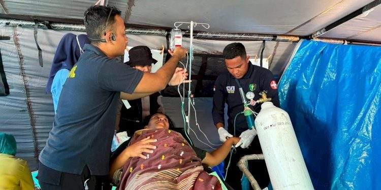 Tenaga Kesehatan Pusdokkes Polri dan Biddokkes Polda NTT Bantu Persalinan Korban Gempa di Tenda Pengungsian