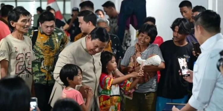 Presiden Prabowo kunjungi hunian baru untuk warga pinggir rel kereta api Senen