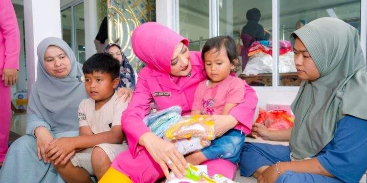 HKGB ke-74, Bhayangkari Sumbar Hadir Berikan Bantuan bagi Warga Terdampak Banjir Bandang