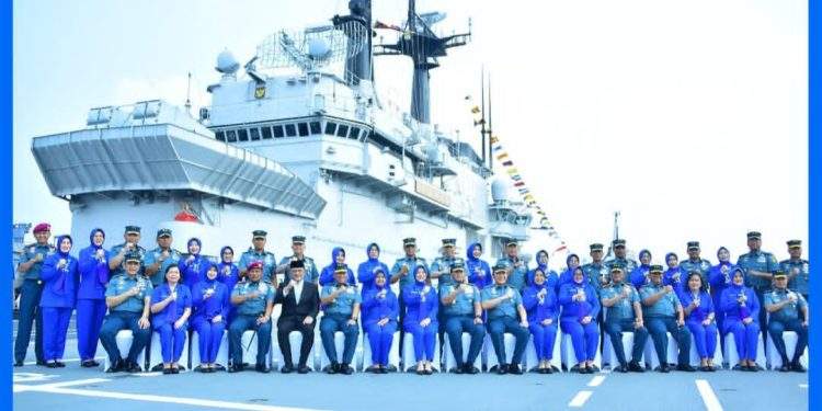 PANGKOLINLAMIL DAN KETUA GABUNGAN JALASENASTRI KOLINLAMIL HADIRI TRADISI DAN SYUKURAN KRI SRIWIJAYA-100 