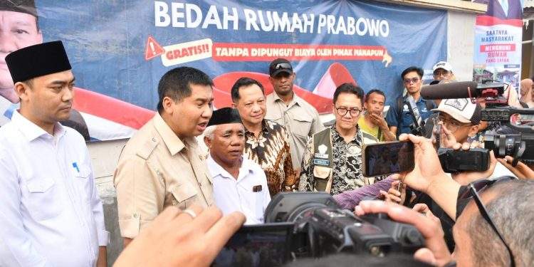 Komisioner BP Tapera Dampingi Menteri PKP dalam Kunjungan Program Bedah Rumah dan Gentengisasi di Purwakarta