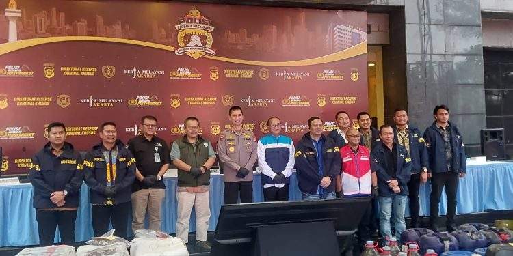 Polda Metro Jaya Bersama Pertamina, BPH Migas dan Kementerian Kehutanan Ungkap 5 Kasus Pelanggaran Pengelolaan Sumber Daya Alam, 11 Tersangka Diamankan