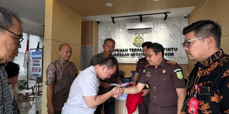 KEJARI KOTA BOGOR TUNTASKAN PERKARA MELALUI KEADILAN RESTORATIF, TERSANGKA DISERAHKAN KEPADA KELUARGA